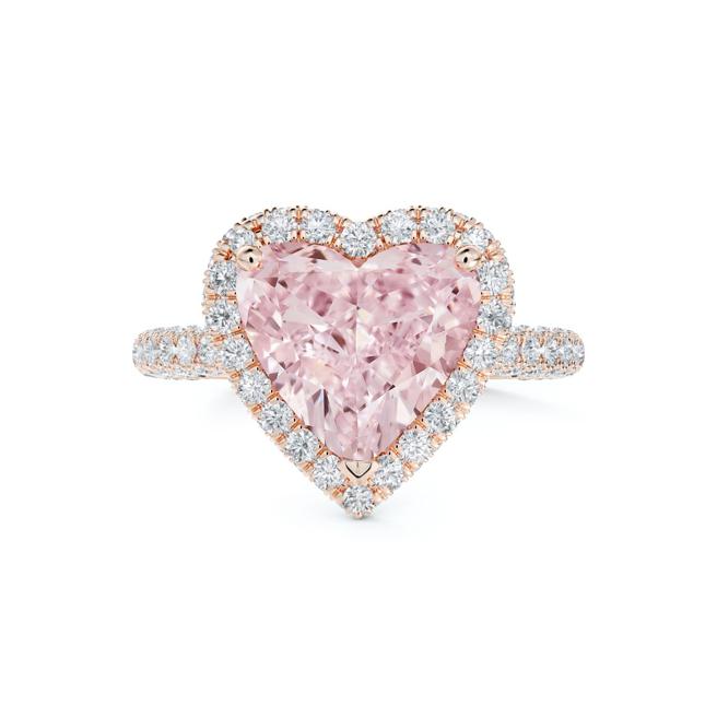 De Beers Aura心型切割粉红钻戒指，主石为3.47克拉淡彩带紫色的粉红钻。（De Beers提供）