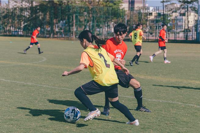 文藻外語大學、日本大阪女子學院及高雄先鋒足球俱樂部，2日將在高雄市運發局副局長謝汀嵩見證下，共同簽署合作備忘錄共同發展足球，簽約儀式結束後隨即展開友誼賽切磋。（文藻外大提供／任義宇高雄傳真）