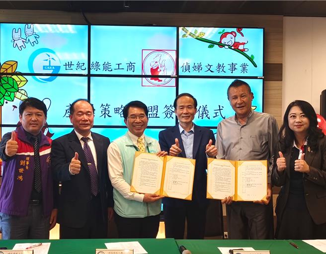 偵娣文教2日與世紀綠能工商簽下策略聯盟，由偵娣文教事業董事長謝霑宥（右二）與世紀綠能工商校長陳崑玉（左三）簽約，桃園市教育局長劉仲成（右三）、偵娣文教事業執行長戴兆庭（右一）、世紀綠能工商執行副董事長陳國進（左二）、桃園市高國中小家長會長協會理事長劉世鴻（左一）見證。（賴佑維攝）