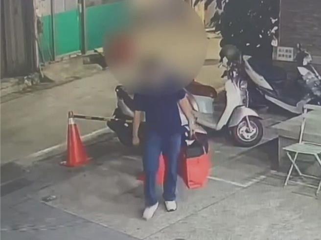 高雄一处民宅发生窃案，窃贼趁屋主不在家闯入行窃，得手手表、戒指、皮包与4万现金等物品后步行离去。（警方提供／任义宇高雄传真）