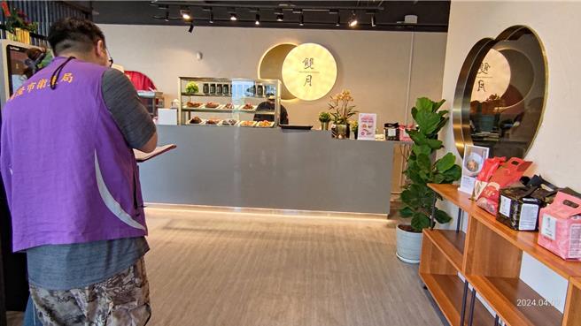 基隆市卫生局于清明连假前加强稽查各商场美食街，确保民眾食安。（基隆市卫生局提供／徐佑升基隆传真）