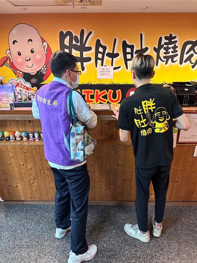基隆市卫生局于清明连假前加强稽查各商场美食街，确保民眾食安。（基隆市卫生局提供／徐佑升基隆传真）