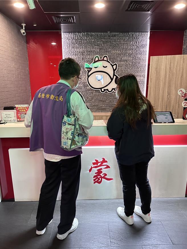 基隆市卫生局于清明连假前加强稽查各商场美食街，确保民眾食安。（基隆市卫生局提供／徐佑升基隆传真）