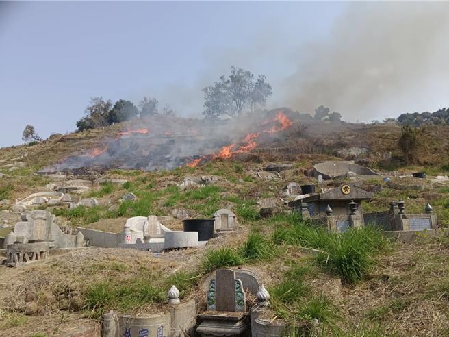 清明节前祭祖，公墓火灾频传。台中市消防局2日表示，今年3月23日创下单日最高40件，呼吁民眾扫墓祭袓不乱烧杂草、不乱丢烟蒂、不飞扬冥纸、不燃放爆竹及记得灭余烬、记得收垃圾等「四不、二记得」要诀。（台中市消防局提供／陈淑芬台中传真）
