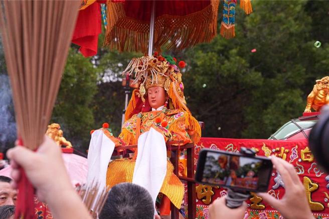 男子去年參加白沙屯媽祖徒步進香後，原本答應今年再來卻放鳥，跑去爬尼泊爾高山，沒想到，遇到資深香燈腳結緣。（圖／拱天宮提供）