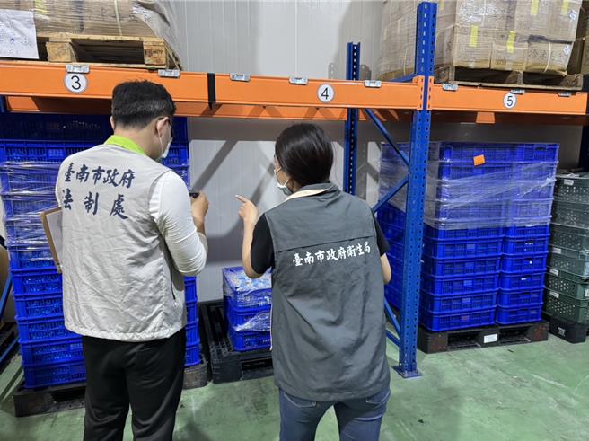 台南市卫生局稽查人员前往凉拌菜制造工厂查核。（台南市卫生局提供／曹婷婷台南传真）
