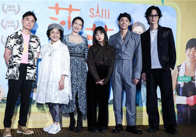 导演练建宏（左起）、杨丽音、刘品言、汤咏絮、林柏宏、李英宏出席首映会。（陈俊吉摄）