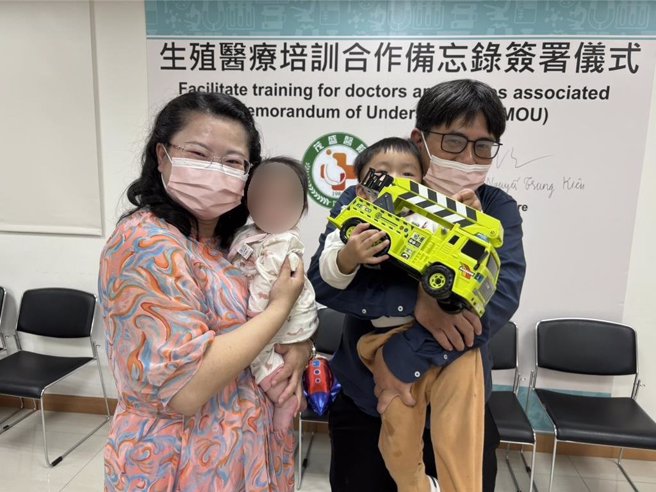 茂盛醫院邀請植入「鑲嵌型」囊胚後成功升格當媽媽的婦女和家人帶孩子回醫院提前歡慶兒童節。（馮惠宜攝）