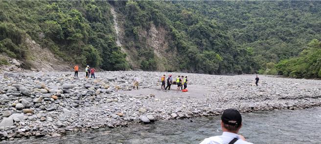 花蓮年約71歲吳姓男子今天前往卓溪鄉豐坪溪上游執行水質勘驗工作，卻不慎滑倒跌入溪裡溺水，被救起時已失去呼吸心跳，送醫急救後宣告不治。（民眾提供／羅亦晽花蓮傳真）