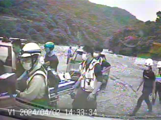 花蓮年約71歲吳姓男子今天前往卓溪鄉豐坪溪上游執行水質勘驗工作，卻不慎滑倒跌入溪裡溺水，被救起時已失去呼吸心跳，送醫急救後宣告不治。（花蓮縣消防局提供／羅亦晽花蓮傳真）
