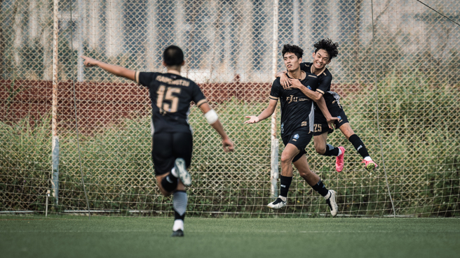 輔大黃偉傑（右二）進球先馳得點，也帶起球隊攻勢。（大專體總提供）