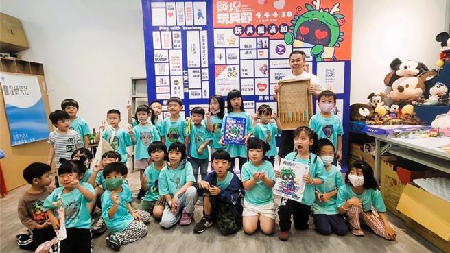 第三屆「鹽埕玩具節」今年除了經典的「套圈圈」遊戲之外，古早味的「彈珠台」也登場，還有一整個牆面的巨型「戳戳樂」讓民眾試手氣。（高雄市鹽埕研究社提供／袁庭堯高雄傳真）