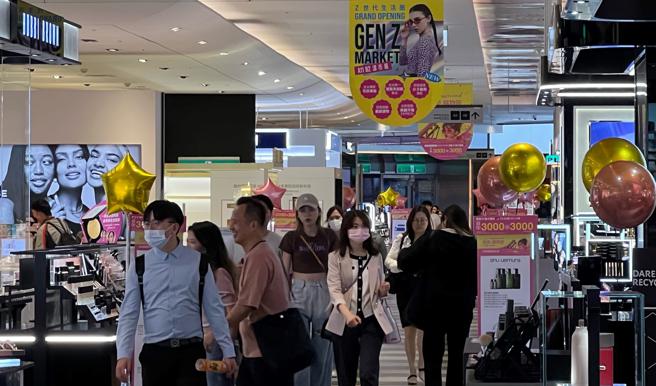 夏天的周年慶開跑，新光三越「超級購物節」首日買氣持續暢旺。（新光三越提供）