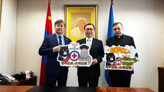 外交部亞西及非洲司司長賀忠義代表外交部長吳釗燮於月2日赴駐台北烏蘭巴托貿易經濟代表處，向蒙古駐台代表特木爾表達我國慰問。（外交部提供）