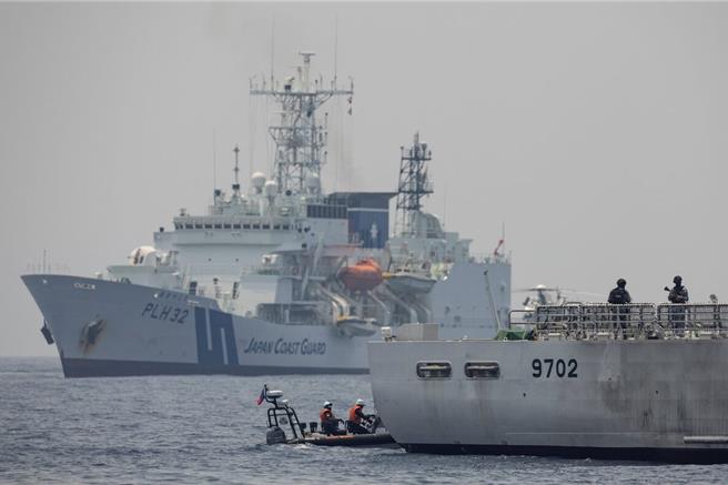 日美澳菲去年在菲律賓南海海域進行聯合航行訓練（路透社）