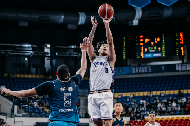 朱云豪（右）三分球7投4中进帐18分，防守上也有出色表现。（新竹御顶攻城狮提供）