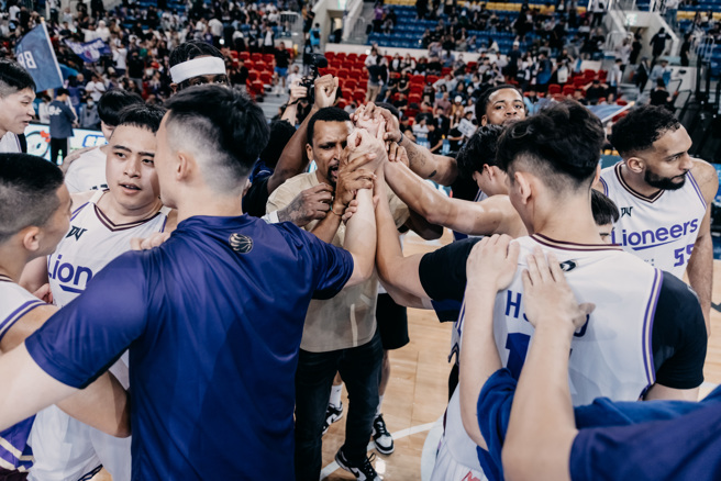 攻城狮艾夫伯（中）与队友庆祝胜利。（新竹御顶攻城狮）