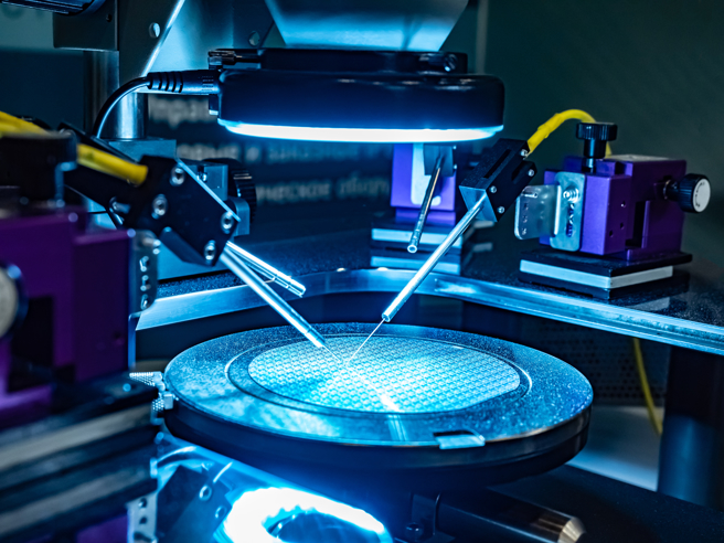 九峰山实验室与华中科技大学组成联合研究团队突破光刻胶技术，可为EUV光刻胶开发做技术储备。（图／Shutterstock达志影像）