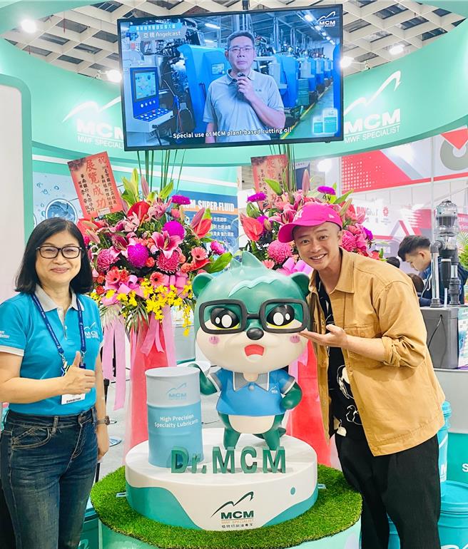 彈頭與阿姨美科科技董事長楊美斐合影。（美秀創意提供）