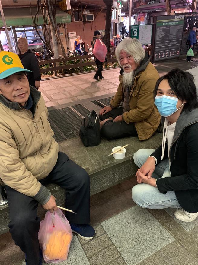 陈凡骐昨在万华发送物资给街友。（大海娱乐提供 ）