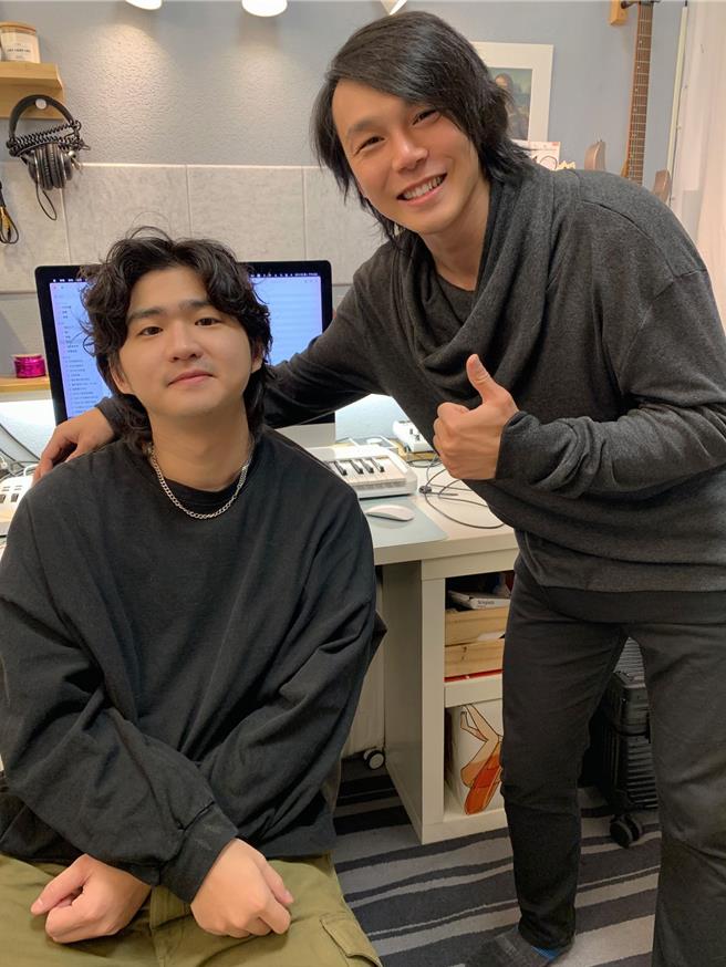 陈凡骐（右）向音乐人黄丞拜师学唱歌。（大海娱乐提供 ）