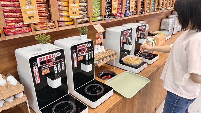 家樂福引進韓式泡麵無人拉麵店，透過點餐機自助做一碗泡麵。圖／家樂福提供