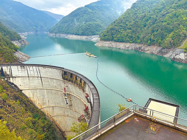 德基水庫4月1日水位為1383.24公尺，短暫下雨，未讓水庫大進帳。（民眾提供／陳淑娥台中傳真）