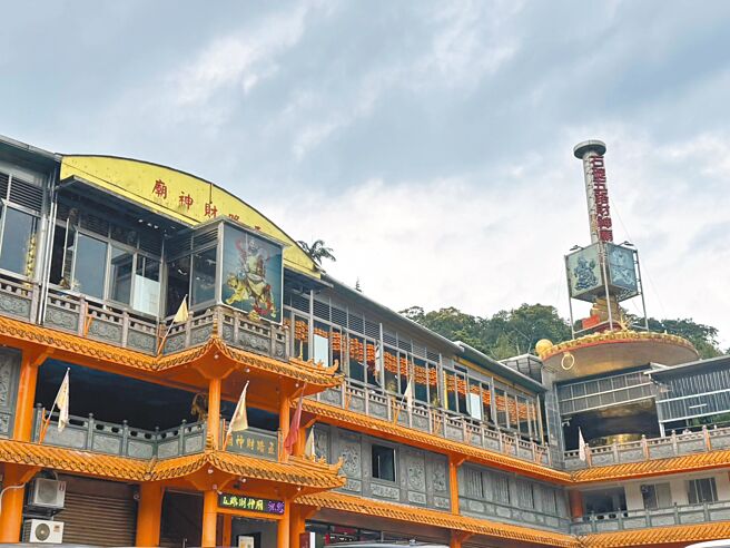 位于新北市石碇区的五路财神庙香火鼎盛，却传出前任庙主许昭男与现任庙主田朝益爆发产权纠纷。（柯毓庭摄）