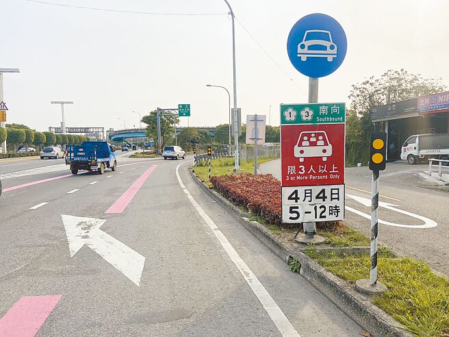 桃園境內的南下匝道4日5至12時實施高乘載管制，平鎮系統則封閉，桃警局交通大隊呼籲民眾避開易壅塞路段，配合警方疏導。（蔡依珍攝）