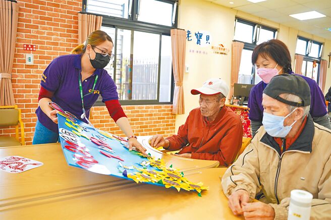 失智照護對家庭照顧者造成沉重的身心壓力，新竹縣政府打造失智友善安全防護網，呼籲有需求者善用長照資源。（新竹縣府提供／邱立雅竹縣傳真）