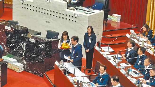 高市議會國民黨團1日頒「四不安」皇冠給高雄市長陳其邁（左二），但陳其邁拒收。（柯宗緯攝）