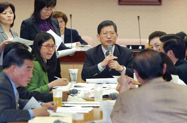 2009年4月，陸委會主委賴幸媛（穿綠衣）參加立法院內政委員會，就審查台灣地區與大陸地區人民關係條例部分條文修正草案，與朝野立委一同面對面溝通協商，會中通過放寬大陸配偶繼承權。（本報資料照）