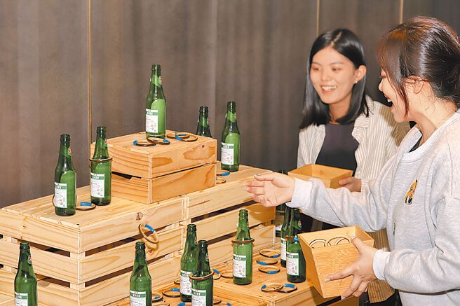 板桥凯撒将台湾夜市场景经典游戏摊位搬进饭店，让旅客体验古早味夜市乐趣。（板桥凯撒大饭店提供）（喝酒勿开车）