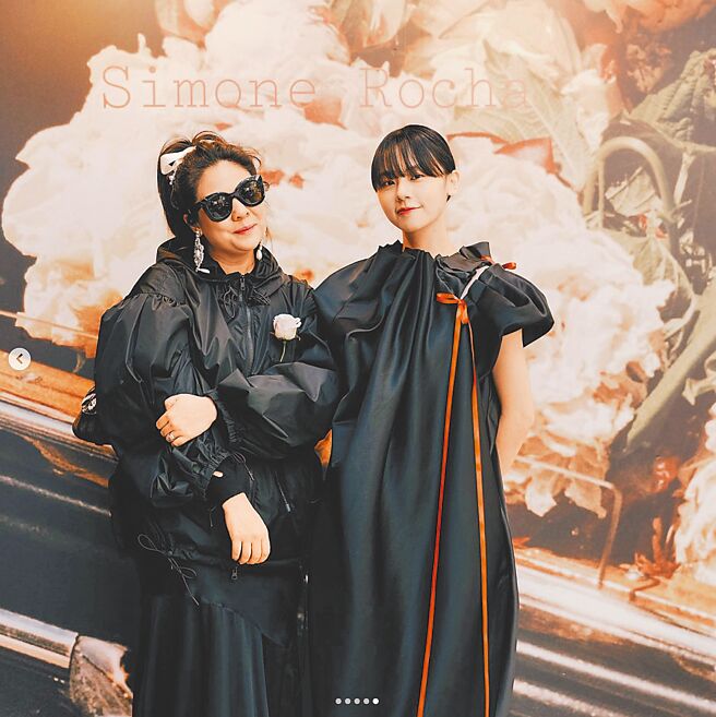 163 braces（右）出席英国设计师品牌Simone Rocha亚洲唯一旗舰店开幕活动，与设计师Simone Rocha合影。（摘自163 braces IG）