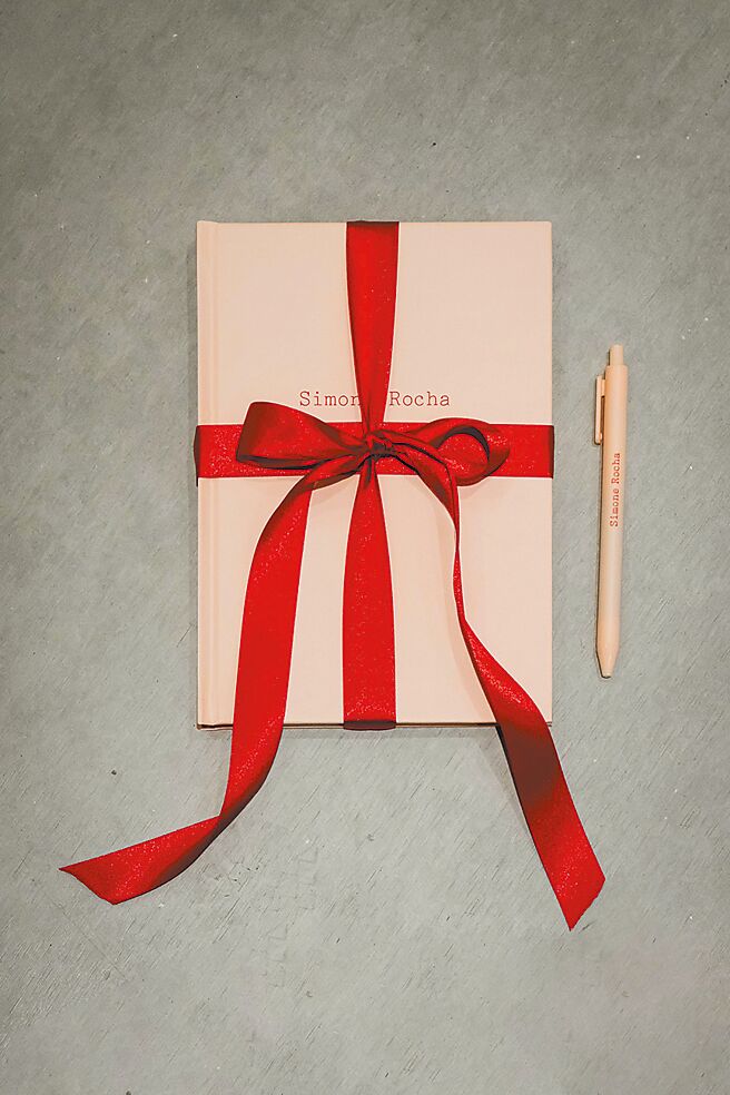 Simone Rocha大安旗舰店开幕限定文具组，950元。（Simone Rocha TW提供）