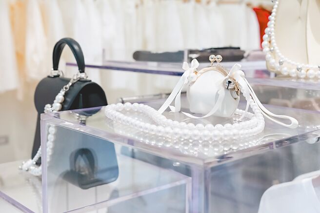 Simone Rocha大安旗舰店开幕限定珍珠背带零钱包，1万6500元。（Simone Rocha TW提供）