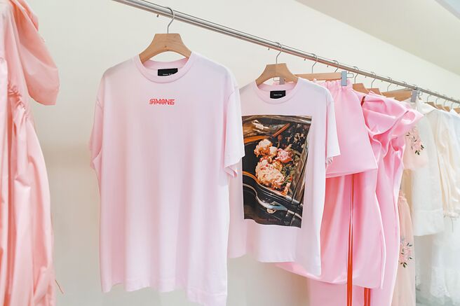 Simone Rocha大安旗舰店开幕限定短T恤，6380元。（Simone Rocha TW提供）