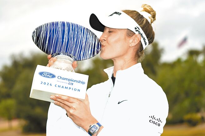 奈莉柯達開心親吻福特錦標賽冠軍獎盃。（美聯社）