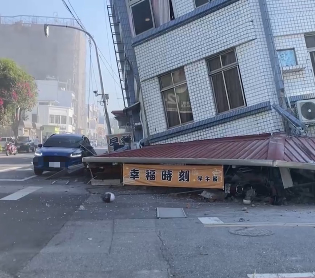 花蓮北濱街地震，早餐店傾斜。（民眾提供）