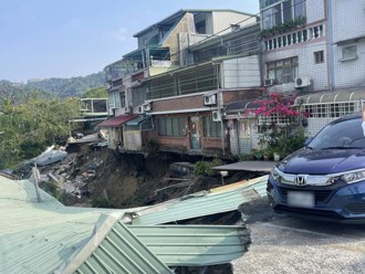 新北新店社區道路坍方 住戶門口搖到沒路可走