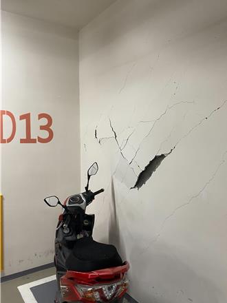 中壢一號宅外牆梁柱裂！地下室牆面崩  桃市府：非主結構損壞