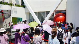 紅球卡進台南美術館二館 廻紋針人龍無懼烈日爭合影