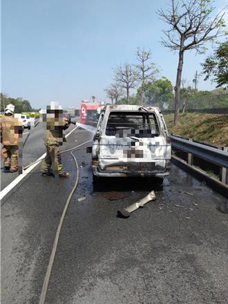 國道火燒車！台南小貨車「起火」駕駛急停路肩逃生