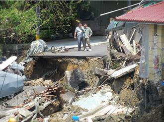 抱孫翻牆逃命！新店安泰路「8房懸空」   住戶曝生死一瞬間