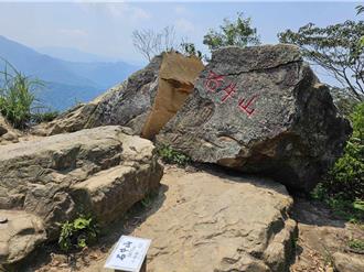 Hebe田馥甄也来打卡！新竹牛石山顶「镇山之石」遭震裂