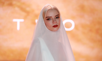 安雅泰勒喬伊突宣布密婚2年 仙氣婚紗照曝光