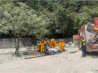 花蓮7.2強震已9死！蘇花匯德隧道前落石砸爛車男當場死亡