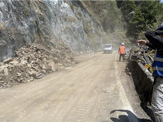合歡山公路23.4Ｋ坍方畫面曝光  台14甲搶通仍管制通行