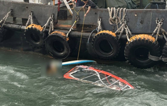 7旬翁玩風帆船遭洋流捲走！海巡獲報驚險將人船救回