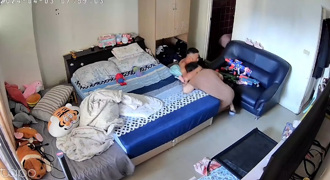 睡到一半被搖醒！義消老爸帥氣翻滾護住全家 網狂讚：真男人